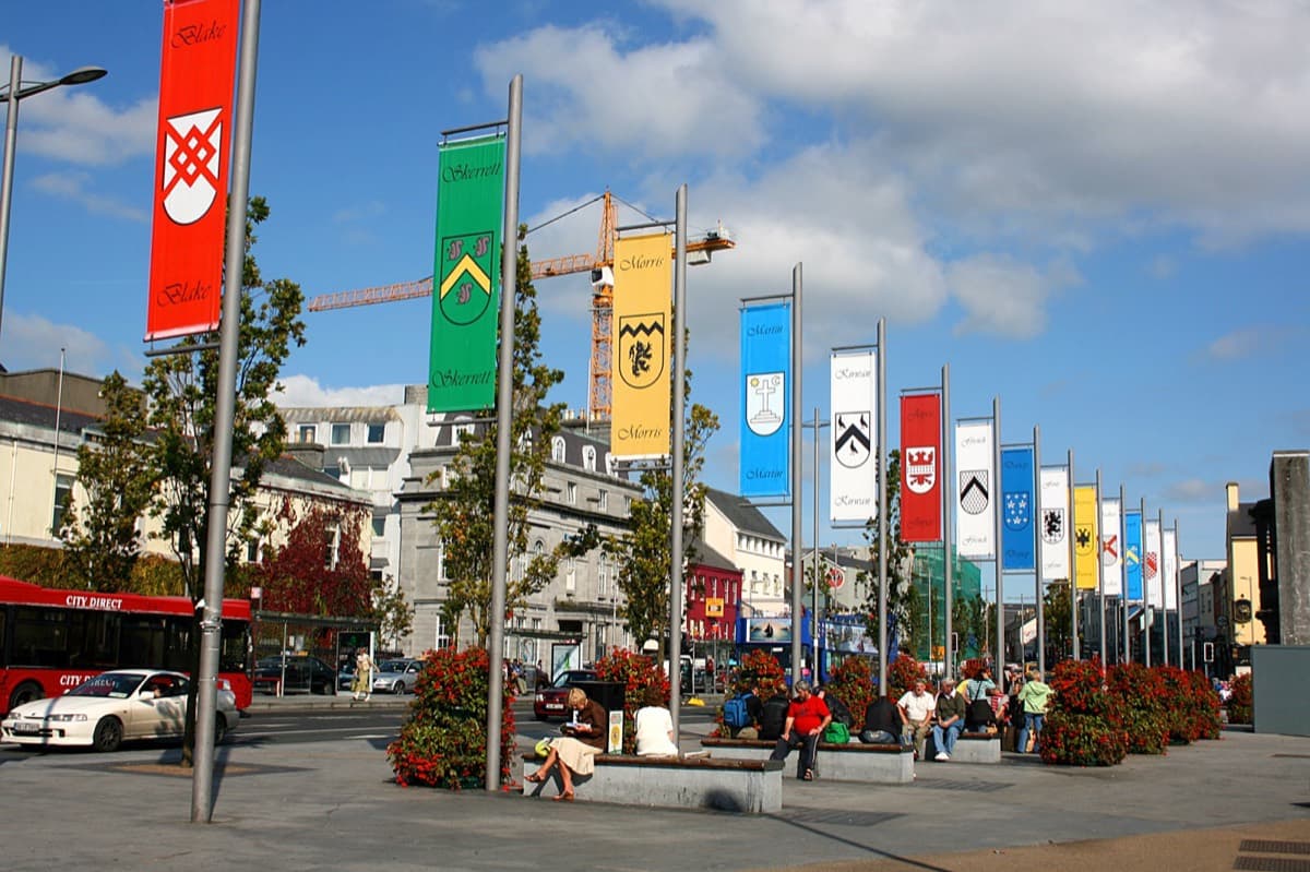Galway City — Old Town, Shops & Pubs — photo 1